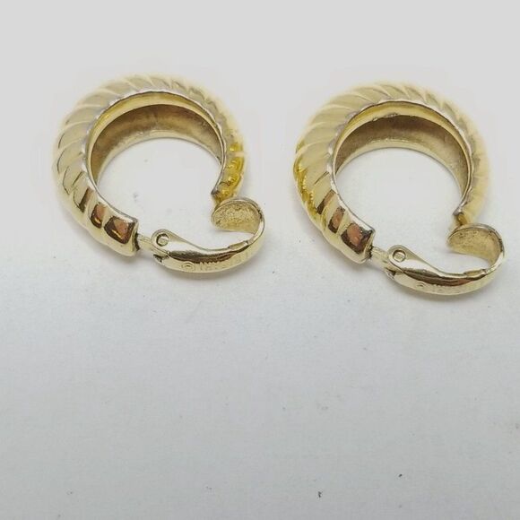 Vintage Crown Trifair Hoop Clip On Earrings, Gold Tone Ribbed Design, Estate - Picture 3 of 7